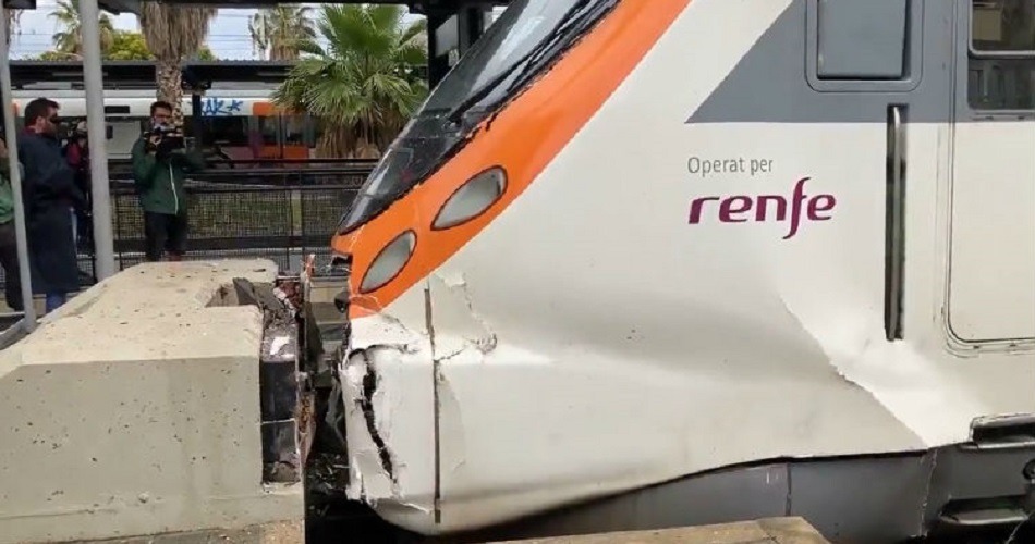Una colisión de trenes en la estación de Mataró deja 16 personas con heridas leves