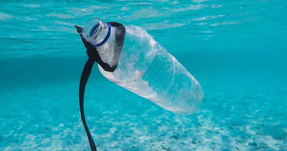 El plástico, que ya ha atragantado nuestros océanos, terminará por asfixiarnos a todos si no actuamos rápidamente