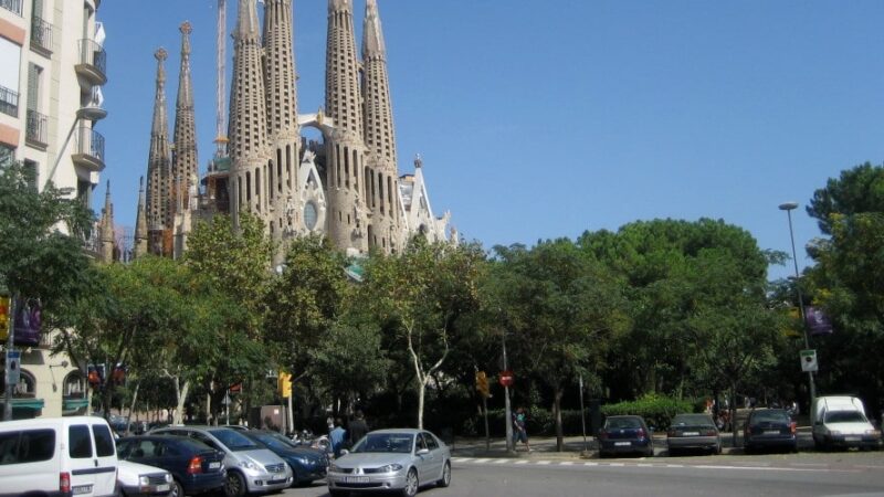 La Sagrada Familia en el Barrio de la Dreta de l'Eixample en Barcelona