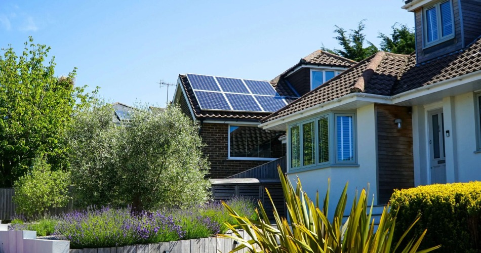 Ventajas del uso de paneles solares para el autoconsumo: ser sostenible reduciendo gastos