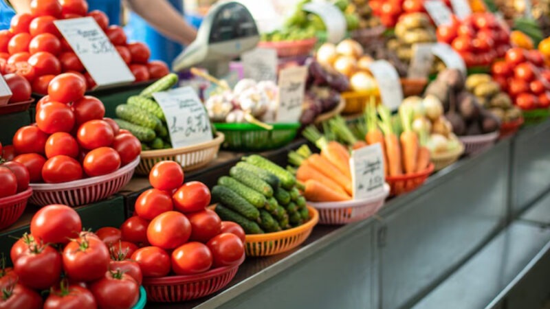 Hasta qué hora está abierta la tienda de alimentos más cercana