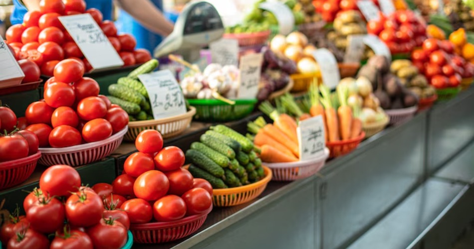 ¿Hasta qué hora está abierta la tienda de alimentos más cercana?
