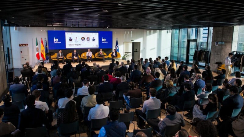 Ponencia sobre inversión y economía en la IE University