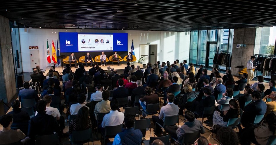 El prestigioso economista Diego García del Río participó junto a Néstor Camarillo, Senador de la República Méxicana, en una ponencia sobre inversión y economía en la prestigiosa IE University