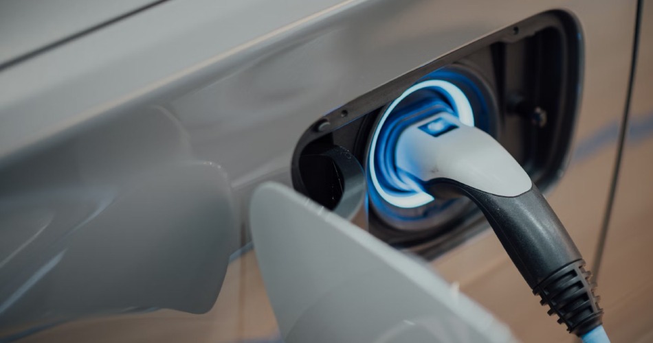 ¿Cuántos paneles solares necesitas para cargar un coche eléctrico en casa?